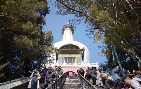 [포토] 中 베이하이공원에 찾아온 봄, 도심 속 그림 같은 풍경