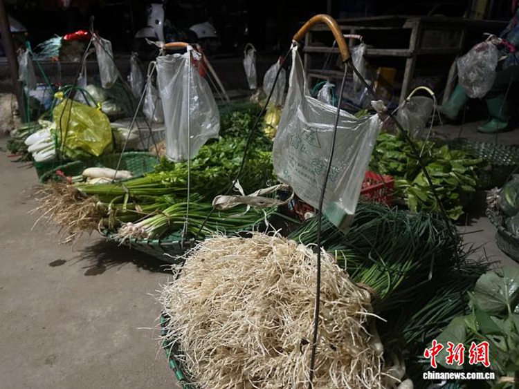 채소를 고른 뒤 바구니 위의 돈주머니에 돈을 넣으면 된다. [3월 10일 촬영/사진 촬영: 천옌유]