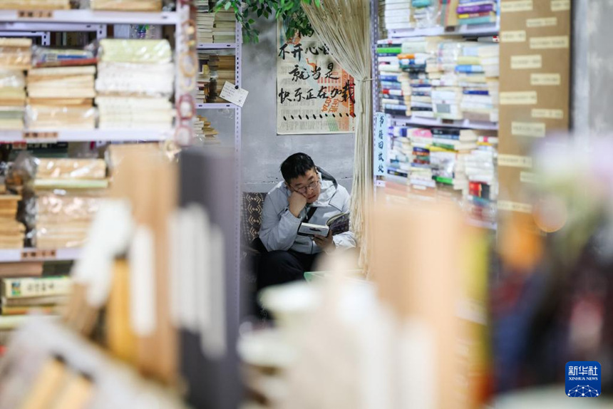 한 책 애호가가 매장 내에서 독서를 즐기고 있다. [4월 15일 촬영/사진 출처: 신화사]