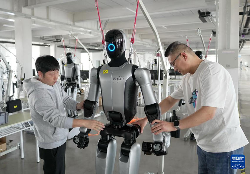 지난 달 28일 친황다오시 하이강구의 한 지능형 로봇 산업 기지에서 직원들이 로봇 시험 가동 중이다. [사진 출처: 신화사]
