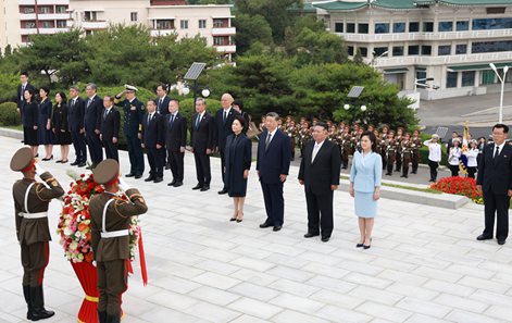 시진핑 내외, 김정은 내외와 중조우의탑 참배