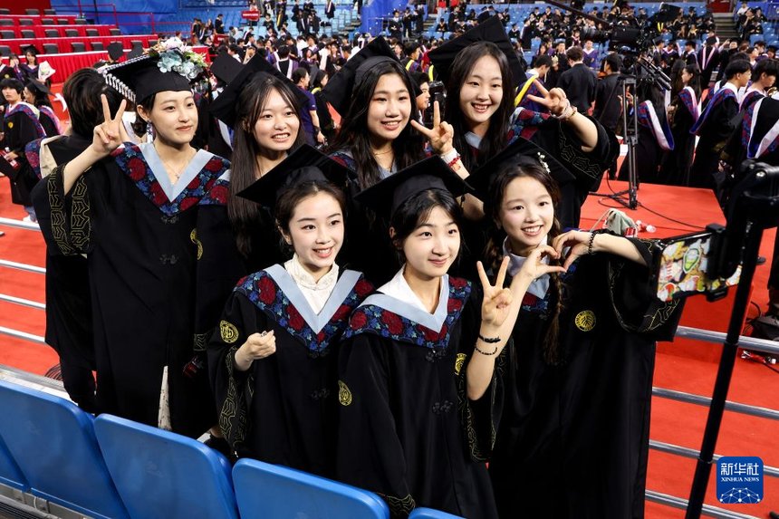 졸업식 종료 후 기념 촬영을 하는 졸업생들 [7월 2일 촬영/사진 출처: 신화사]