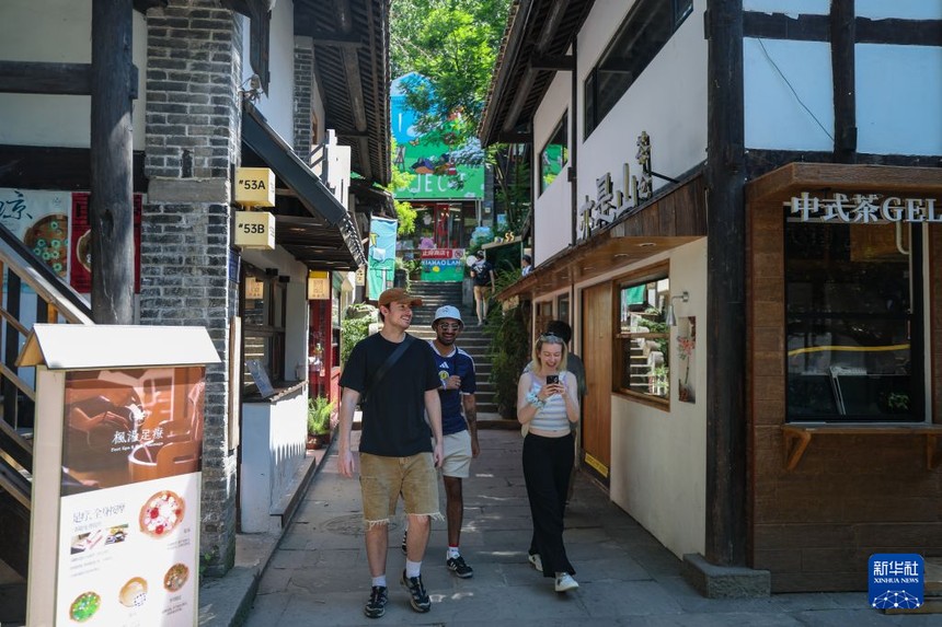 지난 10일 외국인 관광객들이 충칭시 난안(南岸)구 샤하오리(下浩里) 옛거리를 둘러보고 있다. [사진 출처: 신화사]