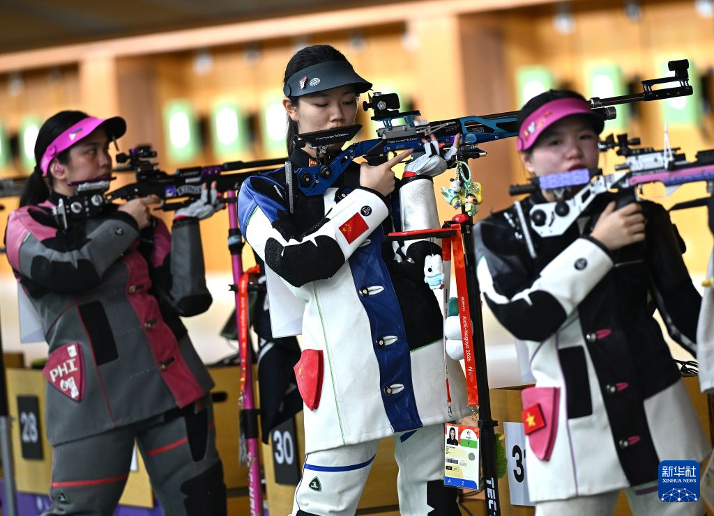 20일, 경기 중인 중국 대표팀 두위천(가운데) [사진 출처: 신화사]