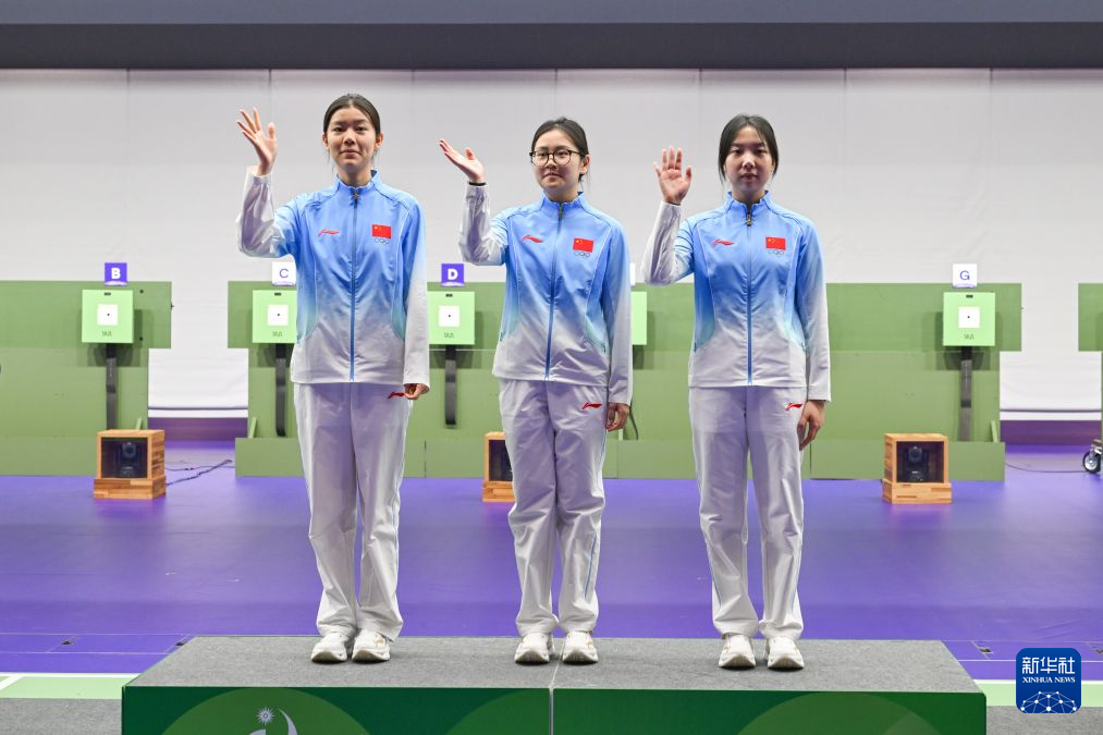 20일, 중국 대표팀 선수 왕쯔페이(오른쪽), 한자위(가운데), 두위천이 시상대에 서 있다. [사진 출처: 신화사]
