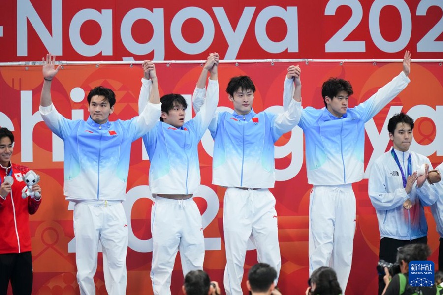 22일, 우승한 중국팀 선수 쉬자위, 둥즈하오, 쉬팡(徐放), 판잔러(상단 왼쪽부터 오른쪽으로)가 시상식에서 기뻐하고 있다.