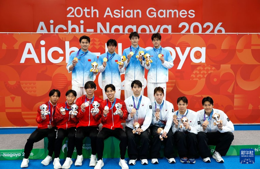 22일, 우승 중국팀(상단), 준우승 일본팀(왼쪽), 3위 한국팀이 시상식에서 기념 촬영을 하고 있다.