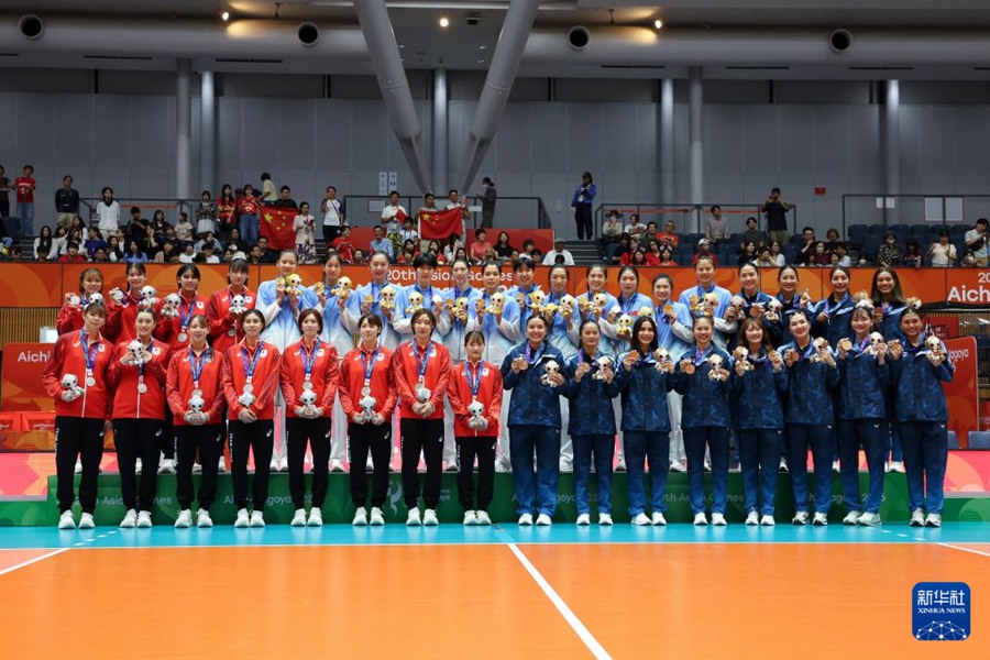 22일, 우승 중국팀(뒤 가운데), 준우승 일본팀, 3위 태국팀이 시상식 후 기념 촬영을 하고 있다.