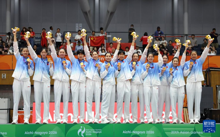 22일, 우승한 중국팀이 시상식에서 기뻐하고 있다.