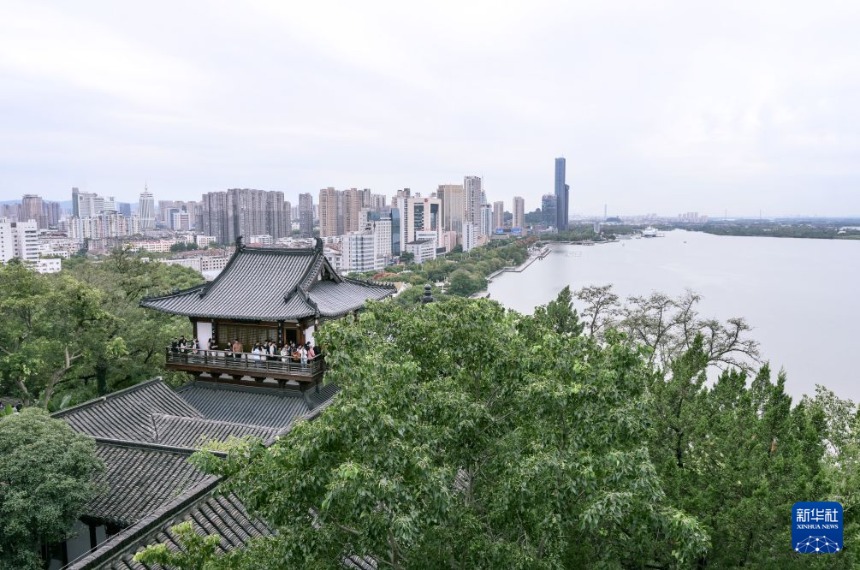 관광객들이 장쑤(江蘇)성 전장(鎮江)시 베이구산(北固山) 관광지의 둬징러우(多景樓)에서 관람하고 있다. [10월 2일 촬영/사진 출처: 신화사]