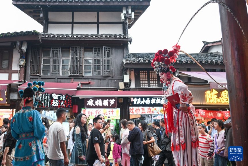 관광객들이 충칭(重慶)시 츠치커우(磁器口) 옛 마을에서 참관하며 관광하고 있다. [10월 3일 촬영/사진 출처: 신화사]