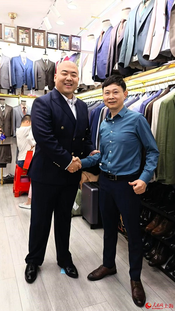 왕준성(좌) 씨와 Peter Yin 가게 주인이 기념사진을 찍고 있다. [사진 제공: 취재원]